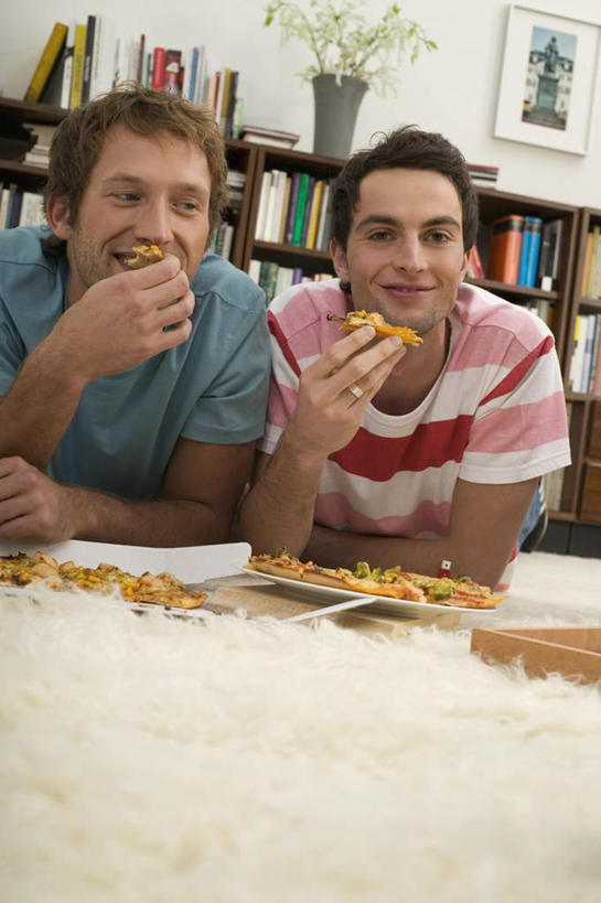 西方人,两个人,笑,吃,微笑,露齿笑,竖图,室内,白天,正面,烹饪,西餐,书架,书籍,欧洲,欧洲人,服装,料理,食品,披萨,注视,休闲装,菜肴,美食,食物,衣服,观察,看,趴着,休闲,休闲服,西式,服饰,佳肴,观看,察看,比萨,关注,垃圾食品,意大利薄饼,男人,男性,年轻男性,白种人,书,图书,嚼,趴,食,半身,彩图