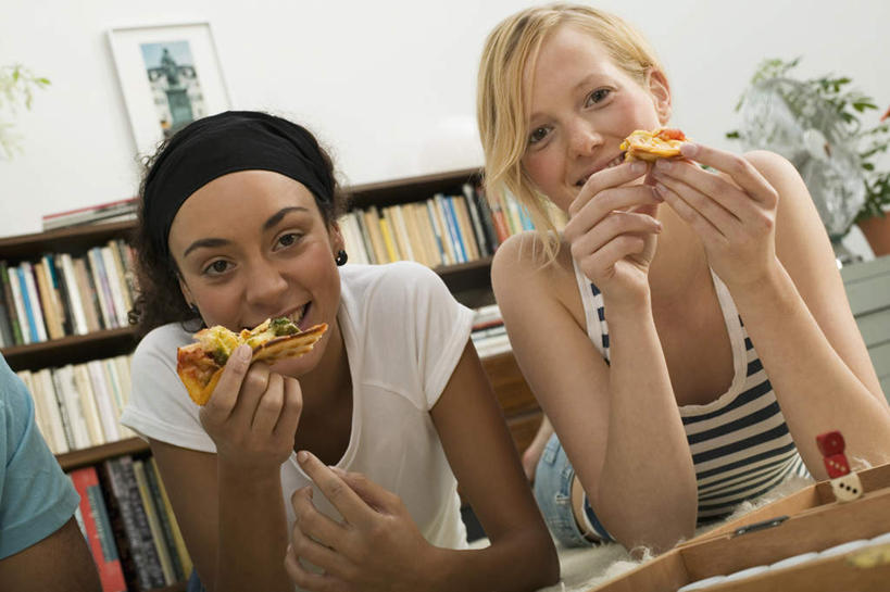 西方人,三个人,伙伴,朋友,躺,笑,吃,微笑,露齿笑,横图,室内,白天,仰视,烹饪,西餐,游戏,友谊,赌博,贪欲,竞争,玩具,欧洲,欧洲人,握,服装,朦胧,模糊,骰子,料理,食品,披萨,拿,玩,拿着,注视,休闲装,娱乐,菜肴,美食,刺激,食物,衣服,观察,看,趴着,休闲,休闲服,西式,握着,服饰,佳肴,观看,活动,察看,比萨,发泄,关注,消遣,智力,赌具,垃圾食品,意大利薄饼,色子,投机,侥幸,欲望,投子,宣泄,卧着,友情,男人,男性,年轻男性,年轻女性,女人,女性,白种人,嚼,趴,食,躺着,玩耍,卧,嬉戏,半身,彩图,低角度拍摄,胜负,输赢