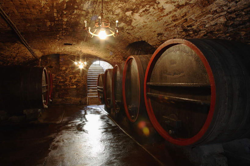 红酒,葡萄酒,无人,横图,室内,白天,正面,楼梯,朦胧,模糊,木桶,桶,阶梯,灯光,酒类,酒窖,吊灯,台阶,灯,酒,饮料,容器,灯具,红葡萄酒,储藏,照明设备,储存,彩图,贮存