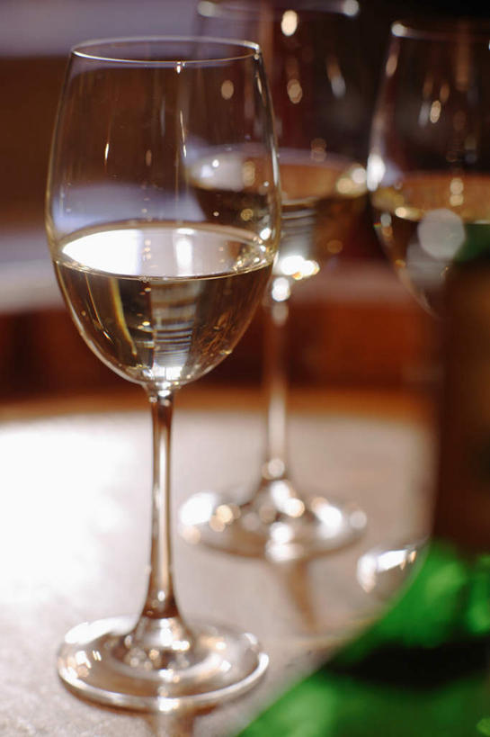 红酒,葡萄酒,无人,竖图,室内,特写,白天,正面,杯子,朦胧,模糊,高脚杯,红酒杯,白葡萄酒,酒类,三杯,红酒瓶,玻璃制品,酒,酒瓶,饮料,玻璃瓶,酒杯,瓶子,葡萄酒杯,葡萄酒瓶,玻璃杯,彩图