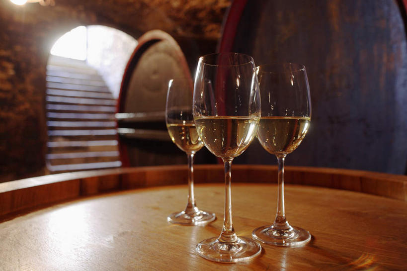 红酒,葡萄酒,无人,横图,室内,白天,正面,楼梯,杯子,朦胧,模糊,高脚杯,木桶,桶,阶梯,红酒杯,白葡萄酒,酒类,三杯,酒窖,台阶,玻璃制品,酒,饮料,酒杯,容器,储藏,葡萄酒杯,储存,玻璃杯,彩图,贮存