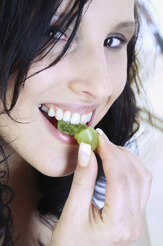 西方人,脸,头,脸颊,手,一个人,站,笑,吃,微笑,露齿笑,竖图,室内,特写,白天,正面,葡萄,水果,欧洲,欧洲人,仅一个年轻女性,仅一个女性,仅一个人,握,朦胧,模糊,新鲜,生食,食品,果实,拿,拿着,注视,肩膀,食物,观察,看,站着,手部,握着,有机食品,绿色食品,观看,单手,察看,关注,年轻女性,女人,女性,白种人,头部,脸部,脸蛋,面部,山葫芦,蒲桃,草龙珠,嚼,食,站立,半身,彩图