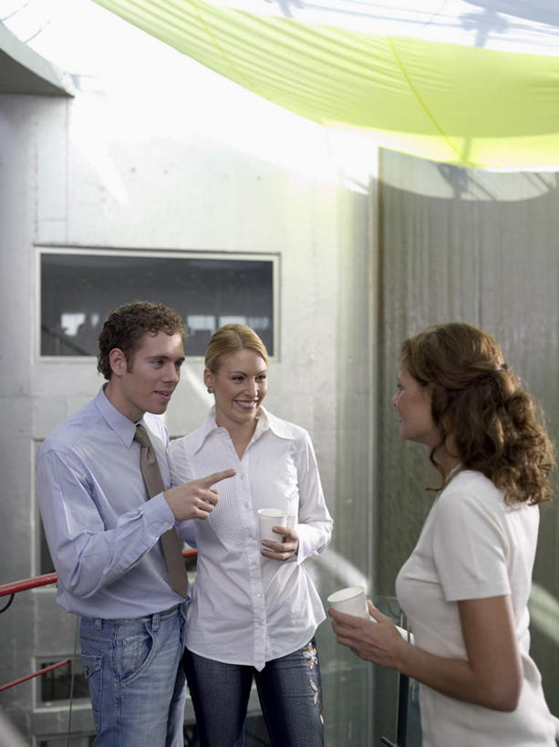 西方人,三个人,伙伴,朋友,站,笑,说,微笑,露齿笑,竖图,室内,白天,正面,友谊,杯子,欧洲,欧洲人,指,服装,朦胧,模糊,拿,拿着,注视,休闲装,方向,衣服,水杯,观察,看,手势,站着,休闲,休闲服,服饰,观看,察看,指向,关注,交流,友情,男人,男性,年轻男性,年轻女性,女人,女性,白种人,茶杯,沟通,讲话,交谈,说话,谈话,站立,半身,彩图