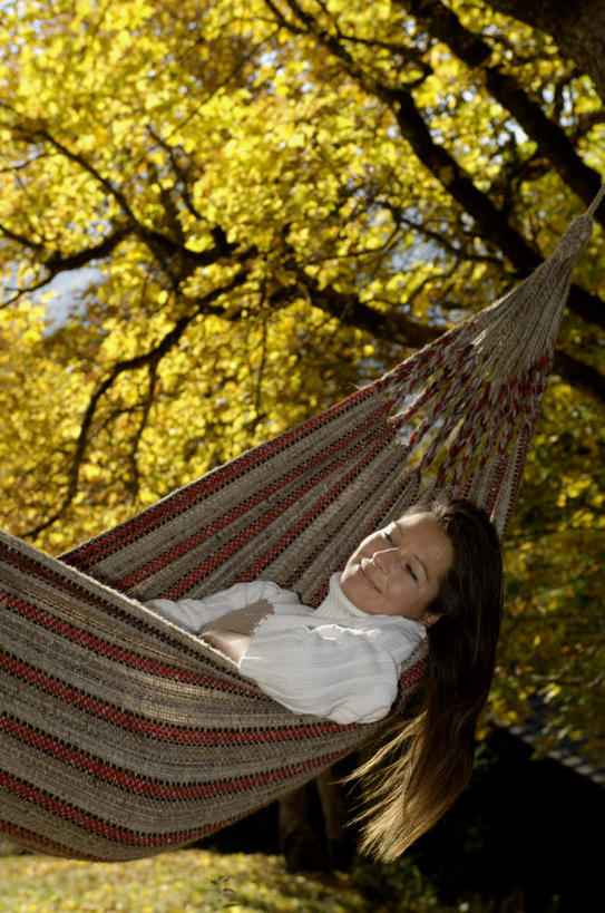 西方人,一个人,躺,笑,微笑,露齿笑,竖图,室外,白天,仰视,草地,草坪,森林,树林,植物,床,吊床,欧洲,欧洲人,仅一个年轻女性,仅一个女性,仅一个人,吊挂,悬挂,阴影,服装,光线,影子,挂,扭头,注视,休闲装,草,树,树木,衣服,绿色,阳光,观察,看,转头,享受,休闲,休闲服,服饰,生长,成长,观看,察看,安逸,关注,安适,清闲,卧着,年轻女性,女人,女性,白种人,躺着,卧,半身,彩图,低角度拍摄