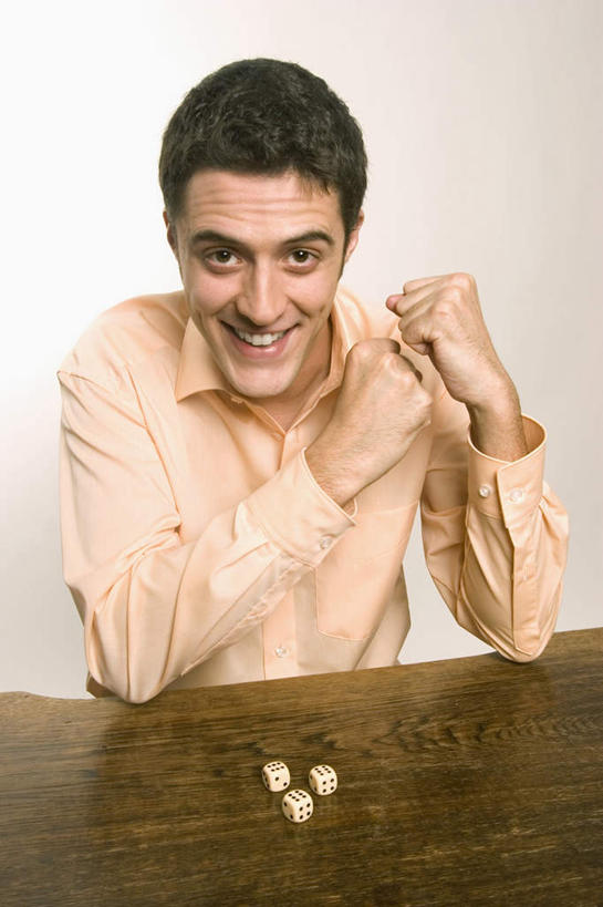 西方人,一个人,坐,笑,微笑,露齿笑,竖图,室内,白天,正面,游戏,赌博,贪欲,骄傲,胜利,竞争,桌子,玩具,欧洲,欧洲人,仅一个男性,仅一个人,撑,服装,骰子,玩,注视,休闲装,娱乐,刺激,仅一个年轻男性,衣服,观察,看,手势,休闲,休闲服,自信,服饰,观看,活动,察看,撑着,发泄,关注,消遣,智力,赌具,色子,投机,侥幸,欲望,投子,宣泄,男人,男性,年轻男性,白种人,玩耍,嬉戏,坐着,半身,彩图,胜负,输赢