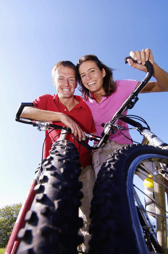 西方人,两个人,夫妻,站,笑,微笑,露齿笑,竖图,室外,白天,仰视,运动服,爱情,草地,草坪,自行车,欧洲,欧洲人,阴影,服装,光线,影子,浪漫,山地车,注视,车,脚踏车,草,骑,衣服,蓝色,蓝天,天空,阳光,交通工具,天,观察,看,站着,恩爱,恋人,服饰,晴朗,观看,察看,衣着,穿着,关注,载具,山地自行车,万里无云,衣饰,男人,男性,女人,女性,中年男性,中年女性,白种人,情侣,晴空,晴空万里,站立,半身,彩图,低角度拍摄,伴侣,运动装