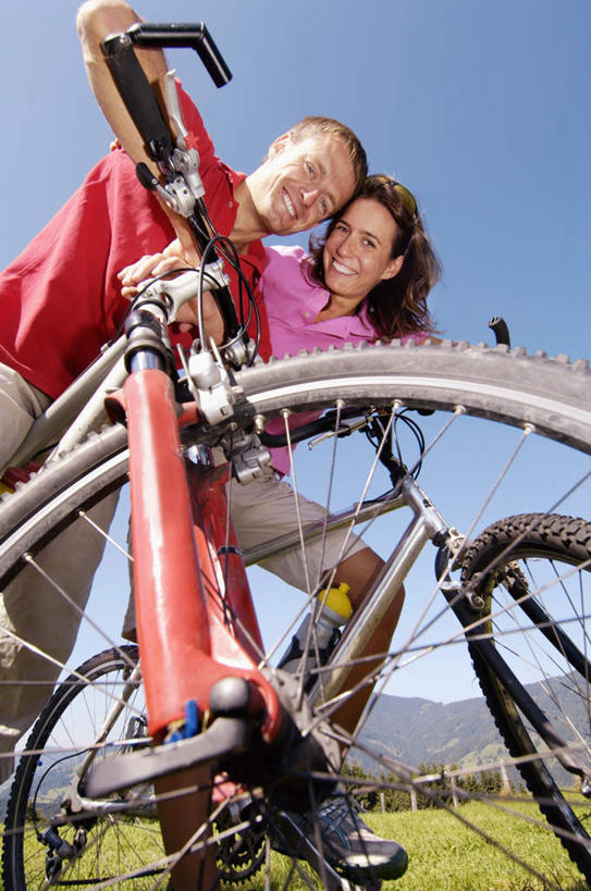 西方人,两个人,夫妻,站,笑,微笑,露齿笑,竖图,室外,白天,仰视,运动服,爱情,草地,草坪,自行车,欧洲,欧洲人,阴影,服装,光线,影子,浪漫,山地车,注视,车,脚踏车,草,骑,衣服,蓝色,蓝天,天空,阳光,交通工具,天,观察,看,站着,恩爱,恋人,服饰,晴朗,观看,察看,衣着,穿着,关注,载具,山地自行车,万里无云,衣饰,男人,男性,女人,女性,中年男性,中年女性,白种人,情侣,晴空,晴空万里,站立,彩图,低角度拍摄,全身,伴侣,运动装