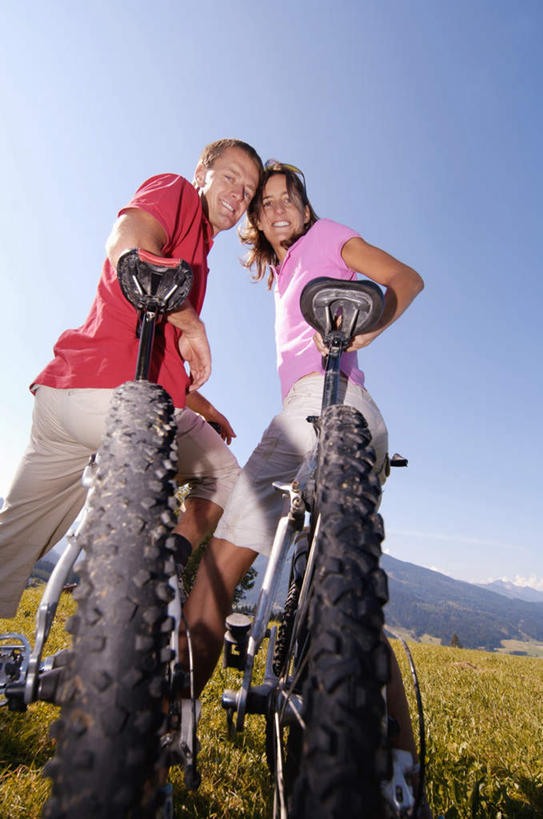 西方人,两个人,夫妻,站,笑,微笑,露齿笑,竖图,室外,白天,仰视,运动服,爱情,草地,草坪,自行车,欧洲,欧洲人,阴影,服装,光线,影子,浪漫,山地车,注视,车,脚踏车,草,骑,衣服,蓝色,蓝天,天空,阳光,交通工具,天,观察,看,站着,恩爱,恋人,服饰,晴朗,观看,察看,衣着,穿着,关注,载具,山地自行车,万里无云,衣饰,男人,男性,女人,女性,中年男性,中年女性,白种人,情侣,晴空,晴空万里,站立,半身,彩图,低角度拍摄,伴侣,运动装