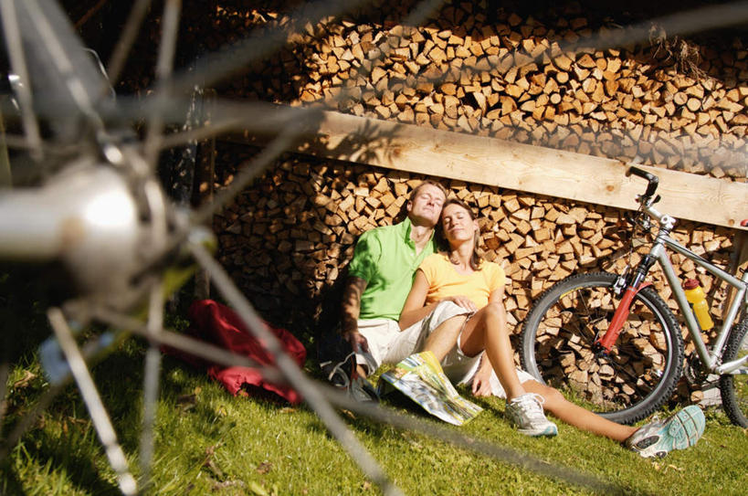 西方人,两个人,夫妻,坐,闭眼,睡,横图,室外,白天,正面,运动服,爱情,草地,草坪,植物,自行车,欧洲,欧洲人,阴影,服装,朦胧,模糊,光线,影子,浪漫,山地车,注视,车,脚踏车,草,衣服,绿色,阳光,交通工具,观察,看,恩爱,恋人,服饰,观看,察看,衣着,穿着,关注,载具,山地自行车,衣饰,男人,男性,女人,女性,中年男性,中年女性,白种人,情侣,闭眼睛,闭着眼,闭着眼睛,困,困觉,寝息,睡觉,坐着,彩图,全身,伴侣,运动装