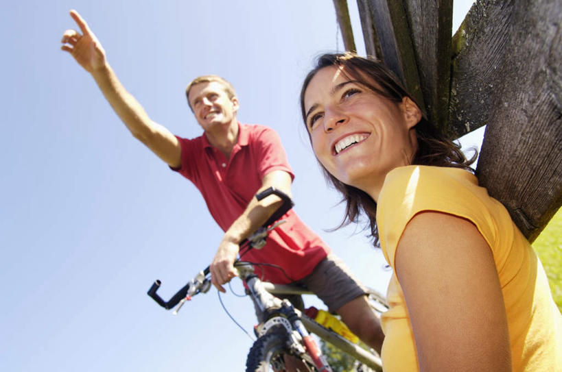 西方人,两个人,夫妻,栏杆,坐,笑,说,微笑,露齿笑,横图,室外,白天,仰视,运动服,爱情,草地,草坪,植物,自行车,欧洲,欧洲人,指,阴影,服装,光线,影子,栅栏,篱笆,围栏,浪漫,山地车,注视,方向,护栏,车,脚踏车,草,衣服,蓝色,绿色,蓝天,天空,阳光,交通工具,天,观察,看,手势,恩爱,恋人,服饰,晴朗,观看,察看,指向,衣着,穿着,关注,载具,山地自行车,万里无云,衣饰,交流,男人,男性,女人,女性,中年男性,中年女性,白种人,情侣,晴空,晴空万里,沟通,讲话,交谈,说话,谈话,坐着,半身,彩图,低角度拍摄,伴侣,运动装