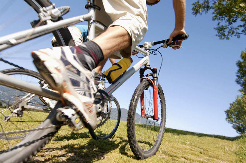 西方人,两个人,夫妻,坐,横图,室外,白天,仰视,运动服,爱情,锻炼,运动,草地,草坪,植物,自行车,欧洲,欧洲人,阴影,服装,光线,影子,云,云朵,浪漫,云彩,山地车,车,脚踏车,草,树,树木,骑,衣服,绿色,白云,蓝天,天空,阳光,自然,交通工具,天,恩爱,恋人,服饰,生长,成长,衣着,穿着,载具,山地自行车,衣饰,体育,男人,男性,女人,女性,中年男性,中年女性,白种人,情侣,坐着,半身,彩图,低角度拍摄,健身,伴侣,运动装