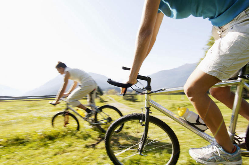 西方人,两个人,夫妻,坐,横图,室外,白天,仰视,运动服,爱情,锻炼,运动,草地,草坪,植物,自行车,欧洲,欧洲人,阴影,服装,光线,影子,云,云朵,浪漫,云彩,山地车,注视,车,脚踏车,草,树,树木,骑,衣服,绿色,白云,蓝天,天空,阳光,自然,交通工具,天,观察,看,恩爱,恋人,服饰,生长,成长,观看,察看,衣着,穿着,关注,载具,山地自行车,衣饰,体育,男人,男性,女人,女性,中年男性,中年女性,白种人,情侣,坐着,半身,彩图,低角度拍摄,健身,伴侣,运动装