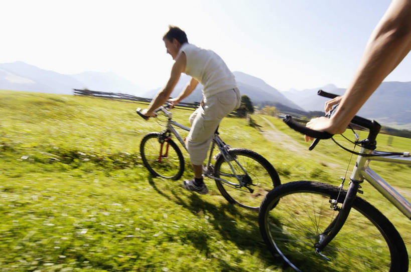 西方人,两个人,夫妻,坐,横图,室外,白天,侧面,运动服,爱情,锻炼,运动,草地,草坪,植物,自行车,欧洲,欧洲人,阴影,服装,光线,影子,云,云朵,浪漫,云彩,山地车,注视,车,脚踏车,草,树,树木,骑,衣服,绿色,白云,蓝天,天空,阳光,自然,交通工具,天,观察,看,恩爱,恋人,服饰,生长,成长,观看,察看,衣着,穿着,关注,载具,山地自行车,衣饰,体育,男人,男性,女人,女性,中年男性,中年女性,白种人,情侣,坐着,半身,彩图,健身,伴侣,运动装