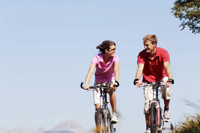 西方人,两个人,夫妻,坐,笑,说,微笑,露齿笑,横图,室外,白天,正面,运动服,爱情,植物,自行车,欧洲,欧洲人,阴影,服装,光线,影子,浪漫,山地车,注视,车,脚踏车,树,树木,骑,衣服,蓝色,绿色,蓝天,天空,阳光,自然,交通工具,天,观察,看,面对面,恩爱,恋人,服饰,生长,晴朗,成长,观看,察看,衣着,穿着,关注,载具,山地自行车,万里无云,衣饰,交流,男人,男性,女人,女性,中年男性,中年女性,白种人,情侣,晴空,晴空万里,沟通,讲话,交谈,说话,谈话,坐着,彩图,全身,伴侣,运动装