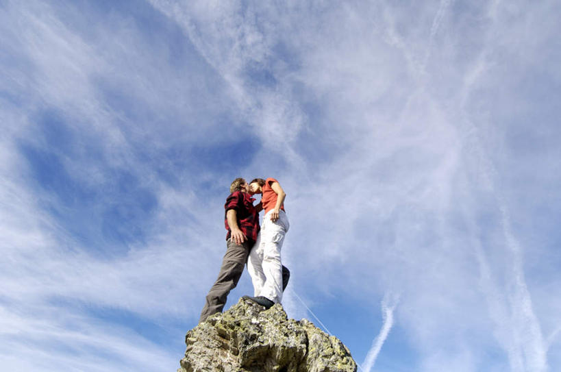 西方人,两个人,夫妻,站,吻,横图,室外,白天,仰视,爱情,石头,山,山脉,欧洲,欧洲人,阴影,服装,光线,石子,影子,山峰,云,云朵,山峦,浪漫,云彩,注视,休闲装,衣服,白云,蓝天,天空,阳光,群山,天,观察,看,站着,休闲,休闲服,恩爱,恋人,服饰,观看,察看,关注,男人,男性,女人,女性,中年男性,中年女性,白种人,情侣,石块,岩石,接吻,亲,亲吻,亲嘴,站立,彩图,低角度拍摄,全身,伴侣