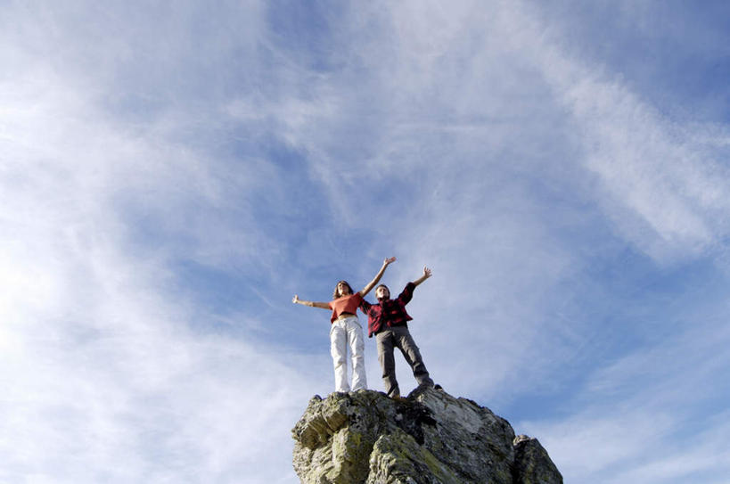 西方人,两个人,夫妻,站,伸展双臂,横图,室外,白天,仰视,爱情,石头,山,山脉,欧洲,欧洲人,阴影,服装,光线,石子,影子,山峰,云,云朵,山峦,浪漫,云彩,注视,休闲装,衣服,白云,蓝天,天空,阳光,群山,天,观察,看,站着,休闲,休闲服,恩爱,恋人,服饰,观看,察看,关注,男人,男性,女人,女性,中年男性,中年女性,白种人,情侣,石块,岩石,敞开双臂,伸开双臂,展开双肩,站立,张开手臂,张开双臂,彩图,低角度拍摄,全身,伴侣