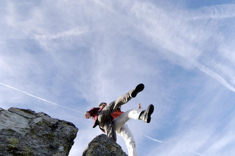 西方人,两个人,夫妻,走,举,横图,室外,白天,仰视,爱情,石头,山,山脉,欧洲,欧洲人,阴影,服装,光线,石子,影子,山峰,云,云朵,山峦,浪漫,云彩,注视,休闲装,衣服,白云,蓝天,天空,阳光,群山,天,观察,看,托,休闲,休闲服,恩爱,恋人,服饰,观看,察看,关注,男人,男性,女人,女性,中年男性,中年女性,白种人,情侣,石块,岩石,步行,举起,举手,举着,向上举,向上伸,向上托,走路,半身,彩图,低角度拍摄,伴侣