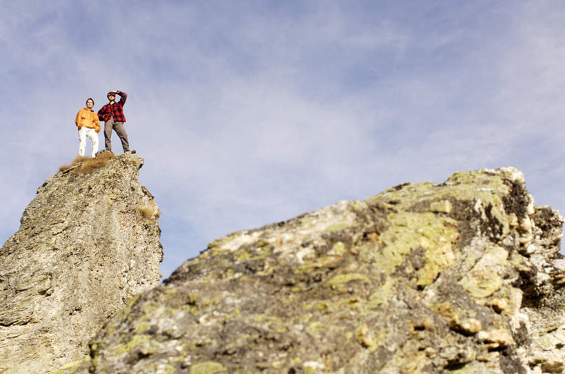 西方人,两个人,夫妻,站,横图,室外,白天,仰视,爱情,石头,山,山脉,欧洲,欧洲人,阴影,服装,光线,石子,影子,山峰,云,云朵,山峦,浪漫,云彩,注视,休闲装,衣服,白云,蓝天,天空,阳光,群山,天,观察,看,站着,休闲,休闲服,恩爱,恋人,服饰,观看,察看,关注,看着,男人,男性,女人,女性,中年男性,中年女性,白种人,情侣,石块,岩石,站立,彩图,低角度拍摄,全身,伴侣