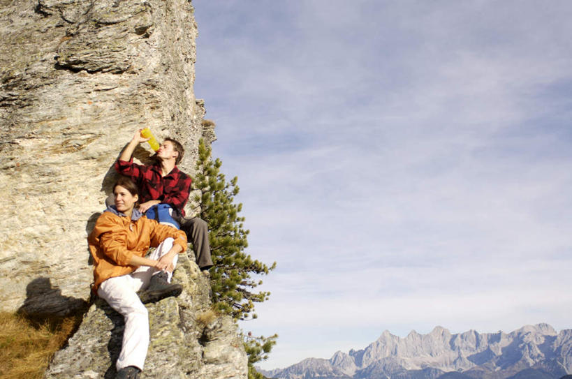 西方人,两个人,夫妻,坐,横图,室外,白天,仰视,爱情,石头,山,山脉,水,欧洲,欧洲人,喝,阴影,服装,光线,石子,液体,影子,山峰,云,云朵,山峦,浪漫,云彩,注视,休闲装,饮用水,衣服,白云,蓝天,天空,阳光,矿泉水,群山,天,观察,看,休闲,休闲服,恩爱,恋人,服饰,观看,察看,关注,蒸馏水,男人,男性,女人,女性,中年男性,中年女性,白种人,情侣,石块,岩石,坐着,彩图,低角度拍摄,全身,伴侣