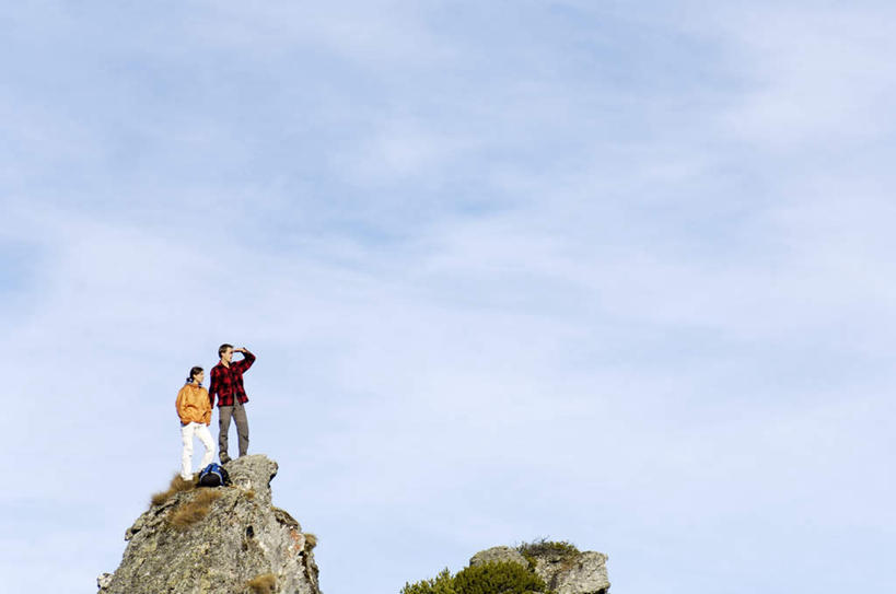西方人,两个人,夫妻,站,横图,室外,白天,仰视,爱情,石头,山,山脉,欧洲,欧洲人,阴影,服装,光线,包,石子,书包,影子,山峰,云,云朵,山峦,浪漫,云彩,注视,休闲装,衣服,白云,蓝天,天空,阳光,背包,群山,天,观察,看,站着,休闲,休闲服,恩爱,恋人,服饰,观看,察看,关注,看着,男人,男性,女人,女性,中年男性,中年女性,白种人,情侣,石块,岩石,站立,彩图,低角度拍摄,全身,伴侣,双肩包