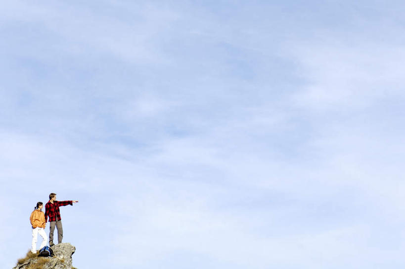 西方人,两个人,夫妻,站,举,横图,室外,白天,仰视,爱情,石头,山,山脉,欧洲,欧洲人,指,阴影,服装,光线,包,石子,书包,影子,山峰,云,云朵,山峦,浪漫,云彩,注视,休闲装,方向,衣服,白云,蓝天,天空,阳光,背包,群山,天,观察,看,手势,托,站着,休闲,休闲服,恩爱,恋人,服饰,观看,察看,指向,食指,关注,看着,男人,男性,女人,女性,中年男性,中年女性,白种人,情侣,石块,岩石,举起,举手,举着,向上举,向上伸,向上托,站立,彩图,低角度拍摄,全身,伴侣,双肩包