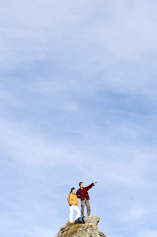 西方人,两个人,夫妻,站,举,竖图,室外,白天,仰视,爱情,石头,山,山脉,欧洲,欧洲人,指,阴影,服装,光线,包,石子,书包,影子,山峰,云,云朵,山峦,浪漫,云彩,注视,休闲装,方向,衣服,白云,蓝天,天空,阳光,背包,群山,天,观察,看,手势,托,站着,休闲,休闲服,恩爱,恋人,服饰,观看,察看,指向,食指,关注,看着,男人,男性,女人,女性,中年男性,中年女性,白种人,情侣,石块,岩石,举起,举手,举着,向上举,向上伸,向上托,站立,彩图,低角度拍摄,全身,伴侣,双肩包