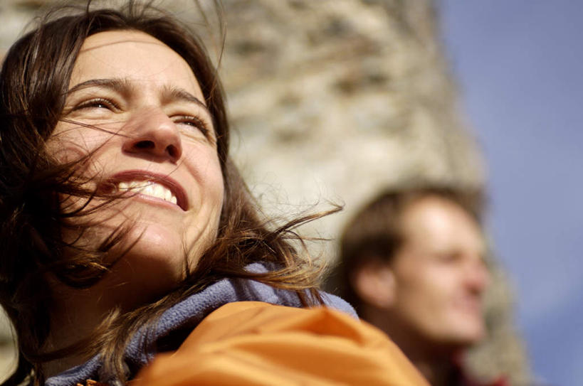 西方人,两个人,夫妻,坐,笑,微笑,露齿笑,横图,室外,白天,仰视,爱情,石头,山,山脉,欧洲,欧洲人,阴影,服装,光线,石子,影子,山峰,云,云朵,山峦,浪漫,云彩,注视,休闲装,衣服,白云,蓝天,天空,阳光,群山,天,观察,看,休闲,休闲服,恩爱,恋人,服饰,观看,察看,关注,男人,男性,女人,女性,中年男性,中年女性,白种人,情侣,石块,岩石,坐着,半身,彩图,低角度拍摄,伴侣