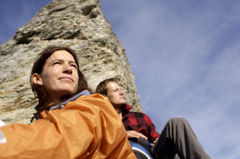 西方人,两个人,夫妻,坐,横图,室外,白天,仰视,爱情,石头,山,山脉,欧洲,欧洲人,阴影,服装,光线,石子,影子,山峰,云,云朵,山峦,浪漫,云彩,注视,休闲装,衣服,白云,蓝天,天空,阳光,群山,天,观察,看,休闲,休闲服,恩爱,恋人,服饰,观看,察看,关注,男人,男性,女人,女性,中年男性,中年女性,白种人,情侣,石块,岩石,坐着,半身,彩图,低角度拍摄,伴侣