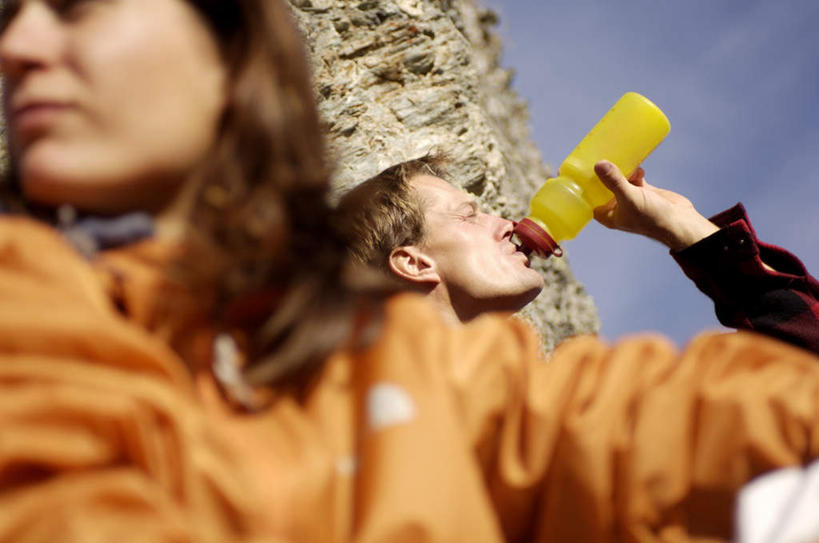 西方人,两个人,夫妻,坐,横图,室外,白天,仰视,爱情,石头,山,山脉,水,欧洲,欧洲人,喝,阴影,服装,光线,石子,液体,影子,山峰,云,云朵,山峦,浪漫,拿,云彩,拿着,注视,休闲装,饮用水,一个,衣服,白云,蓝天,天空,阳光,瓶子,塑料制品,矿泉水,群山,天,观察,看,休闲,休闲服,塑料瓶,恩爱,恋人,服饰,单个,观看,察看,关注,蒸馏水,男人,男性,女人,女性,中年男性,中年女性,白种人,情侣,石块,岩石,坐着,半身,彩图,低角度拍摄,伴侣