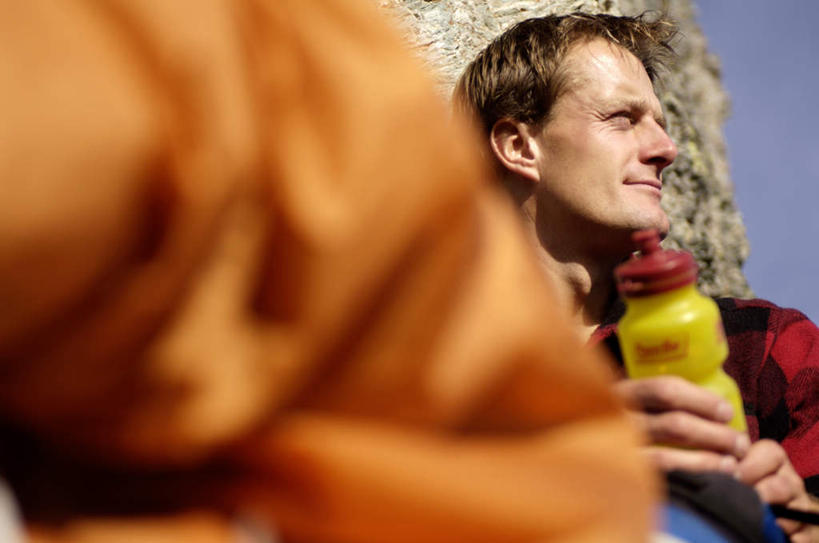 西方人,两个人,夫妻,坐,横图,室外,白天,正面,爱情,石头,山,山脉,欧洲,欧洲人,阴影,服装,光线,石子,影子,山峰,云,云朵,山峦,浪漫,拿,云彩,拿着,注视,休闲装,水壶,衣服,白云,蓝天,天空,阳光,群山,天,观察,看,休闲,休闲服,恩爱,恋人,服饰,观看,察看,关注,男人,男性,女人,女性,中年男性,中年女性,白种人,情侣,石块,岩石,坐着,半身,彩图,伴侣