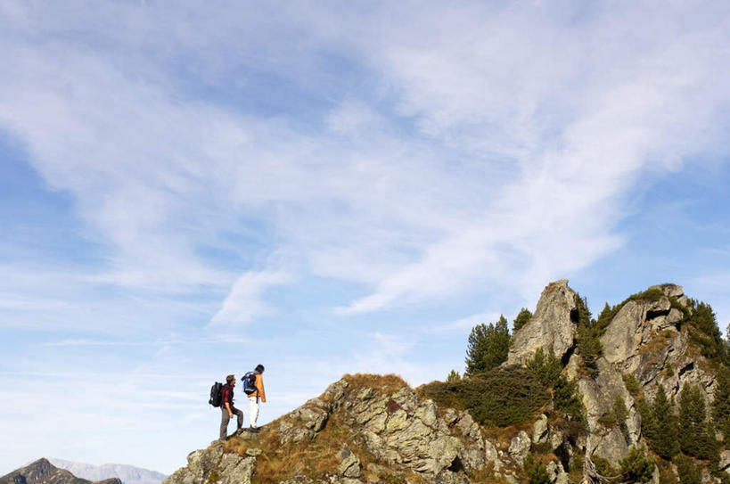 西方人,背,两个人,夫妻,走,攀登,横图,室外,白天,仰视,爱情,锻炼,旅游,度假,探险,运动,攀岩,石头,山,山脉,欧洲,欧洲人,阴影,服装,光线,包,石子,书包,影子,山峰,云,云朵,山峦,浪漫,云彩,注视,休闲装,娱乐,极限运动,衣服,白云,蓝天,天空,阳光,背包,群山,天,背着,观察,看,享受,休闲,休闲服,爬,恩爱,放松,恋人,服饰,观看,察看,关注,室外运动,户外运动,冒险,体育,男人,男性,女人,女性,中年男性,中年女性,白种人,情侣,石块,岩石,步行,登山,攀爬,散步,走路,彩图,低角度拍摄,全身,健身,伴侣,双肩包