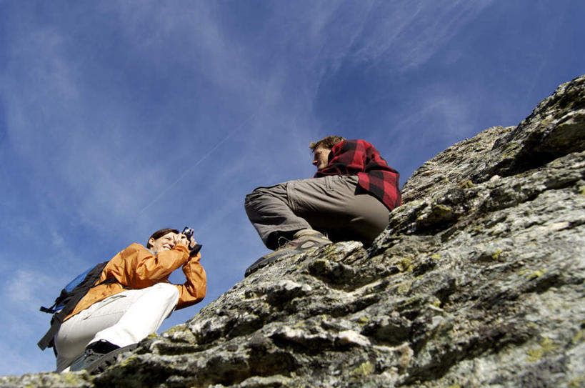 西方人,两个人,夫妻,坐,笑,微笑,露齿笑,横图,室外,白天,仰视,爱情,石头,山,山脉,相机,欧洲,欧洲人,阴影,服装,光线,石子,影子,山峰,云,云朵,山峦,浪漫,拿,云彩,拿着,注视,休闲装,拍照,衣服,白云,蓝天,天空,阳光,数码相机,群山,天,观察,看,休闲,休闲服,恩爱,恋人,摄影,服饰,观看,察看,关注,男人,男性,女人,女性,中年男性,中年女性,白种人,情侣,照相机,石块,岩石,坐着,彩图,低角度拍摄,全身,照相,伴侣