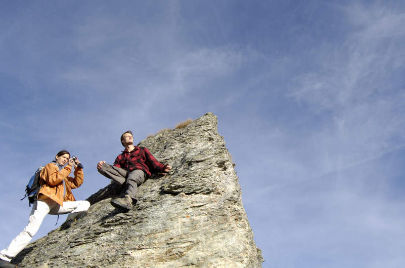 西方人,两个人,夫妻,站,坐,笑,微笑,露齿笑,横图,室外,白天,仰视,爱情,石头,山,山脉,相机,欧洲,欧洲人,阴影,服装,光线,石子,影子,山峰,云,云朵,山峦,浪漫,拿,云彩,拿着,注视,休闲装,拍照,衣服,白云,蓝天,天空,阳光,数码相机,群山,天,观察,看,站着,休闲,休闲服,恩爱,恋人,摄影,服饰,观看,察看,关注,男人,男性,女人,女性,中年男性,中年女性,白种人,情侣,照相机,石块,岩石,站立,坐着,彩图,低角度拍摄,全身,照相,伴侣