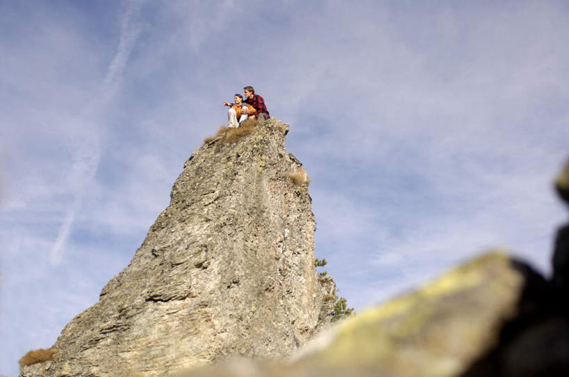 西方人,两个人,夫妻,坐,说,横图,室外,白天,仰视,爱情,石头,山,山脉,欧洲,欧洲人,指,阴影,服装,光线,石子,影子,山峰,云,云朵,山峦,浪漫,云彩,注视,休闲装,方向,衣服,白云,蓝天,天空,阳光,群山,天,观察,看,手势,休闲,休闲服,恩爱,恋人,服饰,观看,察看,指向,关注,交流,男人,男性,女人,女性,中年男性,中年女性,白种人,情侣,石块,岩石,沟通,讲话,交谈,说话,谈话,坐着,彩图,低角度拍摄,全身,伴侣