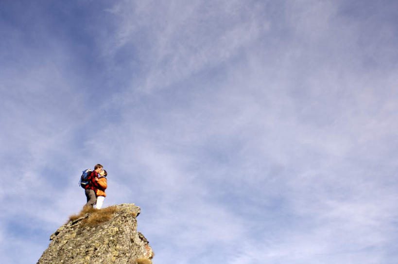 西方人,背,两个人,夫妻,站,抱,吻,横图,室外,白天,仰视,爱情,石头,山,山脉,欧洲,欧洲人,阴影,服装,光线,包,石子,书包,影子,山峰,云,云朵,山峦,浪漫,云彩,注视,休闲装,衣服,白云,蓝天,天空,阳光,背包,群山,天,背着,观察,看,站着,休闲,休闲服,恩爱,恋人,服饰,抱着,观看,察看,搂着,关注,男人,男性,女人,女性,中年男性,中年女性,白种人,情侣,石块,岩石,怀抱,接吻,搂,搂抱,亲,亲吻,亲嘴,相抱,拥抱,站立,彩图,低角度拍摄,全身,伴侣,双肩包