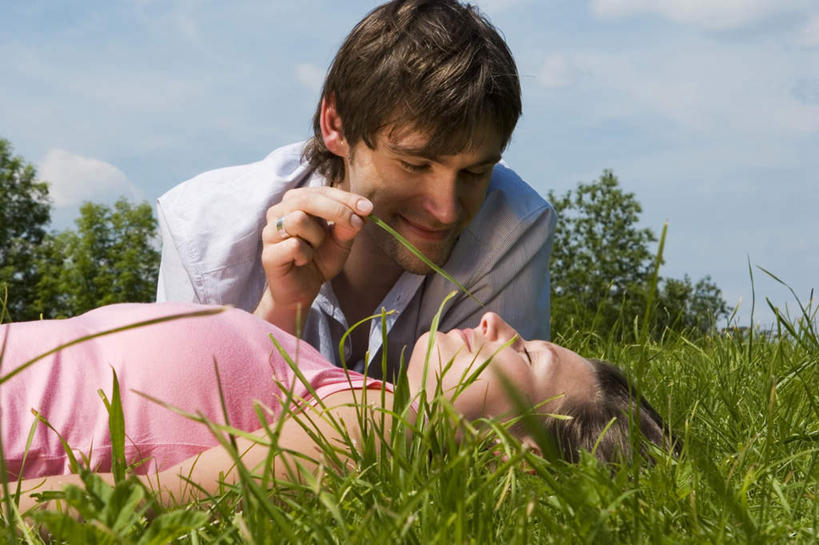 西方人,两个人,夫妻,躺,闭眼,横图,室外,白天,正面,爱情,游戏,草地,草坪,植物,欧洲,欧洲人,握,阴影,服装,光线,影子,云,云朵,浪漫,拿,玩,云彩,拿着,注视,休闲装,娱乐,草,树,树木,衣服,绿色,白云,蓝天,天空,阳光,自然,天,观察,看,休闲,休闲服,恩爱,握着,恋人,服饰,生长,成长,观看,察看,关注,卧着,男人,男性,女人,女性,中年男性,中年女性,白种人,情侣,闭眼睛,闭着眼,闭着眼睛,躺着,玩耍,卧,嬉戏,半身,彩图,伴侣