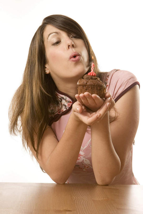 点心,西方人,嘴,一个人,坐,捧,竖图,室内,白天,白色背景,正面,下午茶,蜡烛,欧洲,欧洲人,仅一个年轻女性,仅一个女性,仅一个人,阴影,服装,光线,火焰,影子,烛光,食品,燃烧,注视,休闲装,食物,糕点,衣服,吹,点燃,嘟嘴,观察,看,休闲,休闲服,撅嘴,摄影,服饰,影棚,观看,察看,关注,年轻女性,女人,女性,白种人,嘴巴,嘴唇,端,端着,捧着,手捧,坐着,半身,彩图,影棚拍摄,拍摄,蛋糕