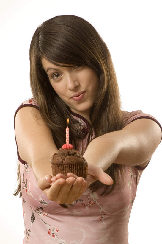 点心,西方人,一个人,站,举,捧,笑,微笑,竖图,室内,白天,白色背景,正面,蜡烛,欧洲,欧洲人,仅一个年轻女性,仅一个女性,仅一个人,阴影,服装,光线,火焰,影子,烛光,食品,燃烧,注视,休闲装,文化,食物,糕点,一个,衣服,生日蛋糕,点燃,观察,看,祈祷,托,站着,休闲,休闲服,许愿,摄影,服饰,影棚,单个,观看,纪念,祈求,察看,关注,平安,年轻女性,女人,女性,白种人,端,端着,举起,举手,举着,捧着,手捧,向上举,向上伸,向上托,站立,半身,彩图,影棚拍摄,拍摄,蛋糕