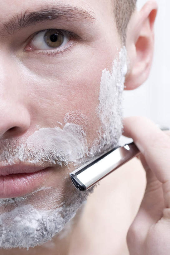 西方人,脸,头,脸颊,手,一个人,站,竖图,室内,特写,白天,正面,卫生间,浴室,欧洲,欧洲人,仅一个男性,仅一个人,一把,握,朦胧,模糊,剃须刀,拿,拿着,注视,裸露,肩膀,仅一个年轻男性,观察,看,清洁,站着,手部,护理,握着,观看,单手,刮胡刀,剃须膏,察看,关注,剃须,裸,剃须泡沫,剃须啫喱,仪容,刮胡泡,刮胡啫喱,剃须沫,剃须泡,仪表,男人,男性,年轻男性,白种人,头部,脸部,脸蛋,面部,淋浴房,站立,半身,彩图,冲凉房,沐浴间,沐浴室