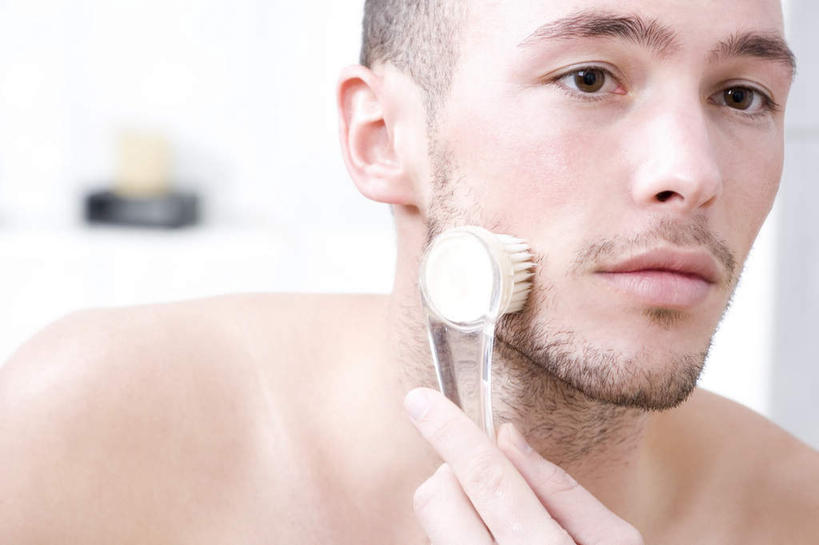 西方人,脸,头,脸颊,手,一个人,站,横图,室内,特写,白天,正面,卫生间,浴室,欧洲,欧洲人,仅一个男性,仅一个人,朦胧,模糊,拿,拿着,注视,肩膀,仅一个年轻男性,一个,刷子,观察,看,站着,手部,单个,观看,单手,察看,沐浴刷,关注,清洁用具,洗浴用具,男人,男性,年轻男性,白种人,头部,脸部,脸蛋,面部,淋浴房,站立,半身,彩图,冲凉房,沐浴间,沐浴室