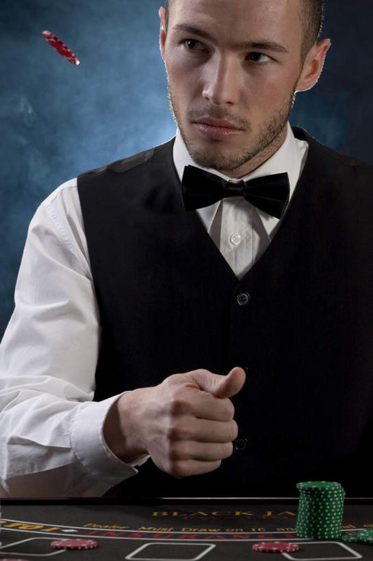 西方人,一个人,站,竖图,室内,白天,正面,衬衫,西装,游戏,赌博,贪欲,竞争,玩具,欧洲,欧洲人,仅一个男性,仅一个人,黑色背景,套装,正装,领带,玩,注视,职业装,娱乐,刺激,仅一个年轻男性,观察,看,站着,休闲,筹码,摄影,影棚,观看,活动,计数,察看,发泄,关注,消遣,智力,赌具,积累,累积,投机,侥幸,欲望,宣泄,筹马,记数,男人,男性,年轻男性,白种人,玩耍,嬉戏,站立,半身,彩图,影棚拍摄,衬衣,拍摄,胜负,输赢