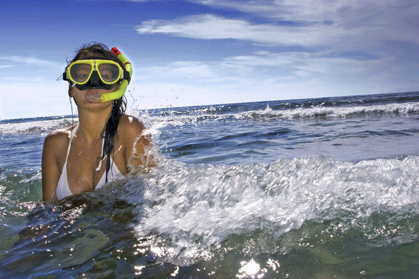 游泳,西方人,一个人,横图,室外,白天,正面,锻炼,运动,海浪,海洋,欧洲,欧洲人,仅一个年轻女性,仅一个女性,仅一个人,阴影,盛开,光线,潜水镜,影子,泳镜,浪花,云,云朵,花蕾,云彩,注视,花瓣,花朵,鲜花,白云,蓝天,天空,阳光,海水,天,花苞,花蕊,观察,看,蛙鞋,潜水,观看,脚蹼,呼吸管,察看,关注,潜水装备,海景,面镜,浮潜,潜水运动,泅水,拍浮,体育,年轻女性,女人,女性,白种人,大海,风浪,海,海水的波动,近岸浪,涌浪,半身,彩图,健身