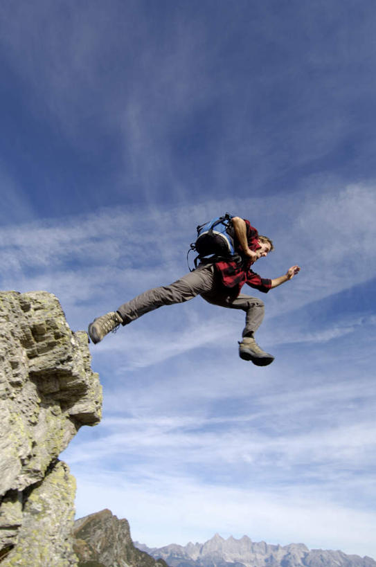 西方人,背,一个人,跳,竖图,室外,白天,仰视,山,山脉,欧洲,欧洲人,仅一个男性,仅一个人,阴影,服装,光线,包,书包,影子,山峰,云,云朵,山峦,半空,云彩,注视,休闲装,仅一个年轻男性,衣服,白云,蓝天,天空,阳光,背包,群山,天,背着,观察,看,休闲,休闲服,服饰,观看,察看,悬空,关注,男人,男性,年轻男性,白种人,跳跃,彩图,低角度拍摄,全身,双肩包