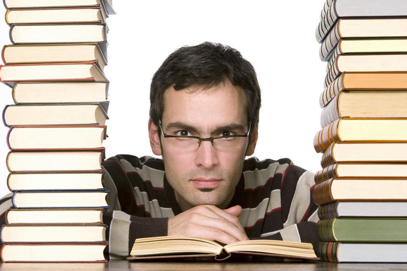 西方人,一个人,坐,横图,室内,白天,白色背景,正面,看书,阅读,书籍,欧洲,欧洲人,仅一个男性,仅一个人,一堆,学习,堆叠,堆积,服装,眼镜,注视,休闲装,仅一个年轻男性,衣服,书本,观察,看,休闲,休闲服,读书,浏览,摄影,服饰,影棚,观看,堆,察看,关注,近视眼镜,男人,男性,年轻男性,白种人,书,图书,坐着,半身,彩图,影棚拍摄,拍摄