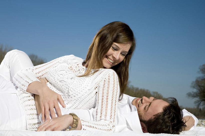 西方人,两个人,夫妻,躺,抱,笑,微笑,露齿笑,横图,室外,白天,侧面,爱情,草地,草坪,植物,欧洲,欧洲人,阴影,服装,光线,影子,浪漫,注视,休闲装,草,衣服,蓝色,绿色,蓝天,天空,阳光,天,观察,看,休闲,温暖,温馨,休闲服,恩爱,恋人,服饰,晴朗,抱着,观看,和睦,察看,搂着,关注,万里无云,卧着,男人,男性,年轻男性,年轻女性,女人,女性,白种人,情侣,晴空,晴空万里,搂,搂抱,躺着,卧,半身,彩图,伴侣,融洽