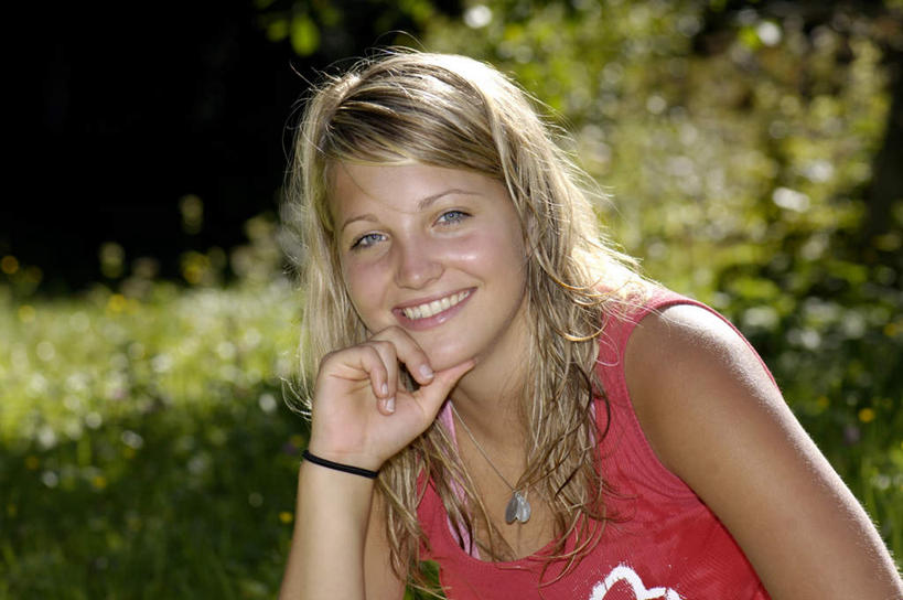 西方人,两个人,坐,笑,微笑,露齿笑,横图,室外,白天,正面,爱情,草地,草坪,植物,欧洲,欧洲人,撑,阴影,服装,朦胧,模糊,光线,影子,浪漫,托腮,注视,休闲装,草,衣服,绿色,阳光,观察,看,托,休闲,温暖,温馨,休闲服,恩爱,恋人,服饰,观看,和睦,察看,关注,托下巴,男人,男性,年轻男性,年轻女性,女人,女性,白种人,情侣,坐着,半身,彩图,伴侣,融洽