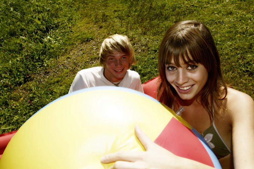 西方人,两个人,夫妻,坐,捧,笑,微笑,露齿笑,横图,俯视,室外,白天,爱情,游戏,草地,草坪,植物,玩具,欧洲,欧洲人,阴影,服装,朦胧,模糊,光线,影子,塑料,浪漫,玩,注视,休闲装,娱乐,草,衣服,绿色,阳光,气球,塑料制品,观察,看,休闲,温暖,温馨,休闲服,充气玩具,橡胶,恩爱,益智,恋人,服饰,观看,活动,和睦,察看,发泄,关注,消遣,智力,橡胶制品,宣泄,男人,男性,年轻男性,年轻女性,女人,女性,白种人,情侣,端,端着,捧着,手捧,玩耍,嬉戏,坐着,半身,彩图,高角度拍摄,伴侣,融洽