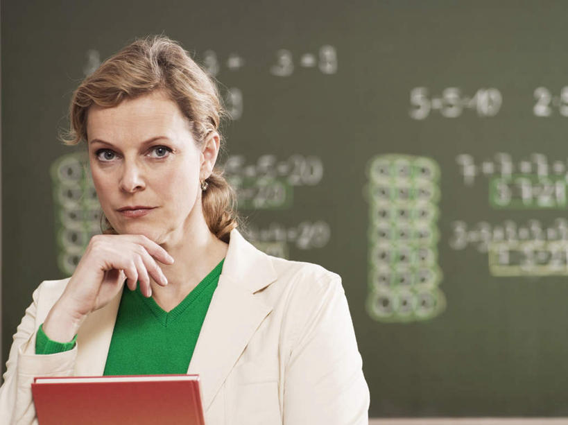 西方人,一个人,教师,站,横图,室内,白天,正面,看书,阅读,书籍,欧洲,欧洲人,仅一个女性,仅一个人,撑,握,学习,服装,笔,工具,拿,拿着,托腮,注视,休闲装,衣服,粉笔,学习用品,黑板,书本,观察,看,托,站着,仅一个中年女性,休闲,休闲服,读书,教学,浏览,握着,服饰,观看,文具用品,察看,关注,托下巴,耐磨,白垩,教学黑板,女人,女性,中年女性,白种人,讲师,教授,老师,书,图书,站立,半身,彩图