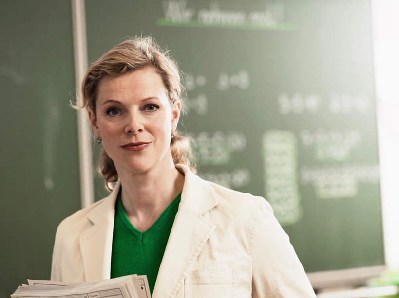 西方人,一个人,教师,站,横图,室内,白天,正面,看书,阅读,书籍,欧洲,欧洲人,仅一个女性,仅一个人,握,学习,服装,笔,工具,拿,拿着,注视,休闲装,衣服,粉笔,学习用品,黑板,书本,观察,看,站着,仅一个中年女性,休闲,休闲服,读书,教学,浏览,握着,服饰,观看,文具用品,察看,关注,耐磨,白垩,教学黑板,女人,女性,中年女性,白种人,讲师,教授,老师,书,图书,站立,半身,彩图