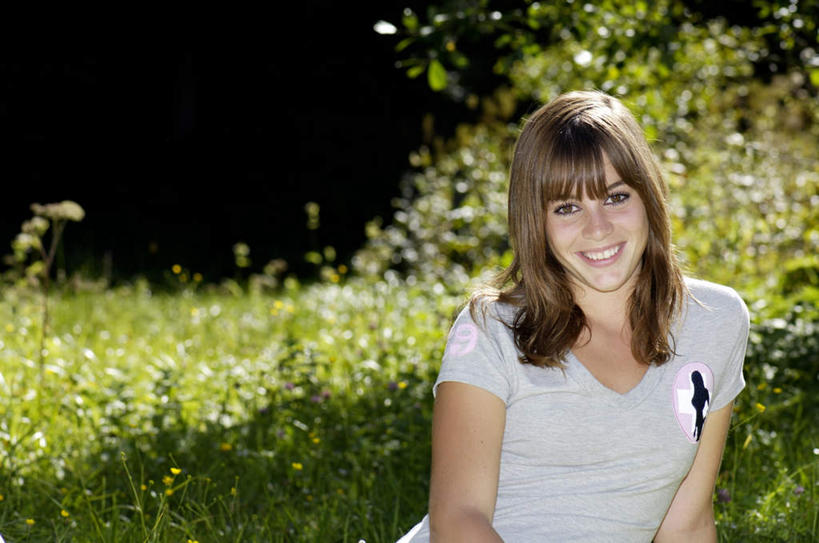 西方人,一个人,坐,笑,微笑,露齿笑,横图,室外,白天,正面,草地,草坪,植物,欧洲,欧洲人,仅一个年轻女性,仅一个女性,仅一个人,阴影,服装,光线,影子,注视,休闲装,草,衣服,绿色,阳光,观察,看,休闲,休闲服,服饰,观看,察看,关注,年轻女性,女人,女性,白种人,坐着,半身,彩图